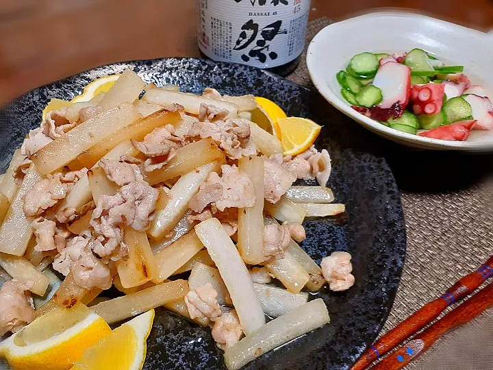 Snapdishの料理写真:豚バラと焼き大根の
塩レモン炒め🍋

酢だこ🐙|びせんさん