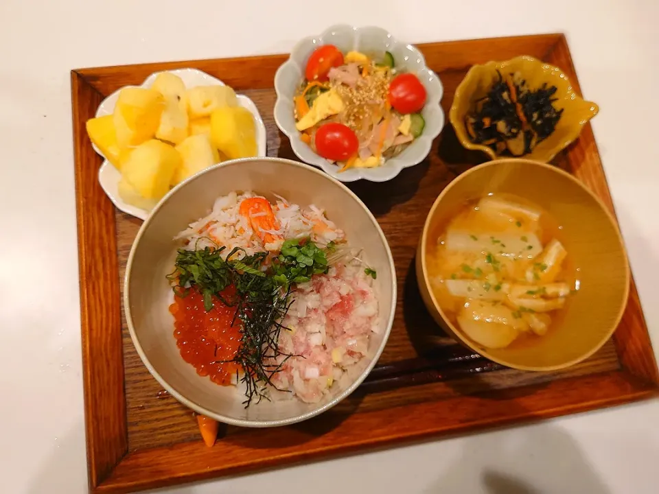 蟹イクラネギトロ丼、春雨サラダ、ひじき煮、味噌汁、パイナップル|sorsmdさん