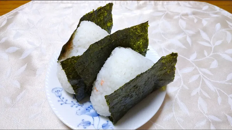 2/28の夜勤弁当
塩鮭のおにぎり🍙|卯月さん