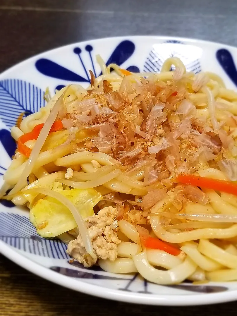 パパ作👨ゴロゴロ鶏ひき肉の焼きうどん|ぱんだのままんさん