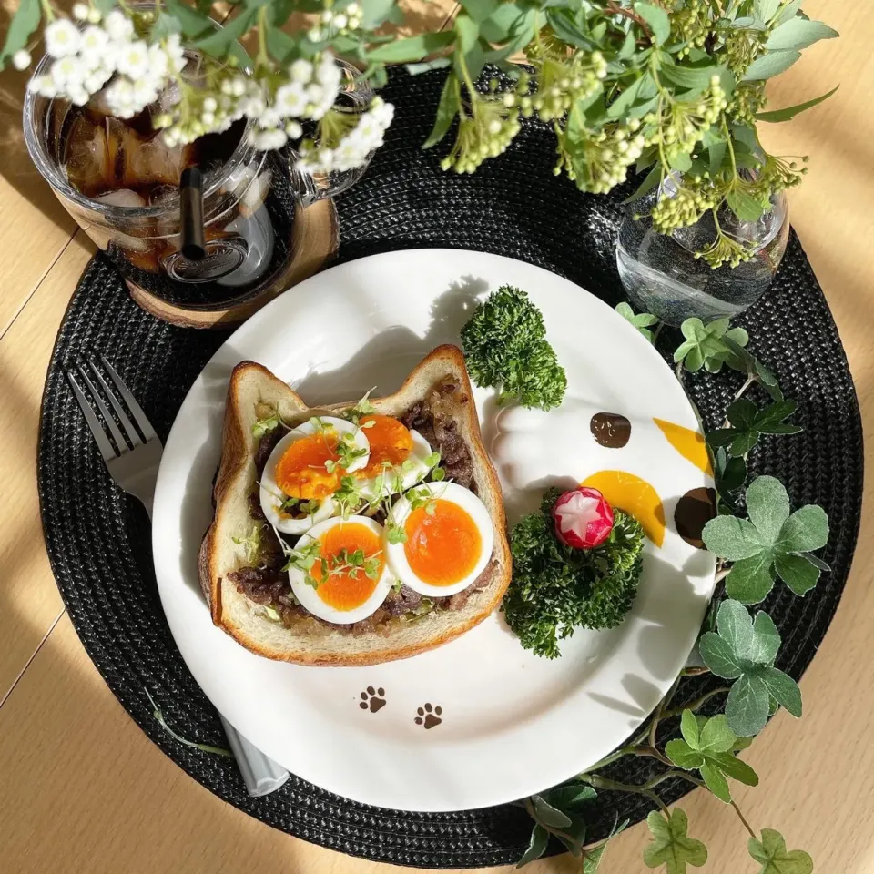 Snapdishの料理写真:3/1❤︎ねこねこ食パンの和牛丼風オープントーストサンド🌱🐱🌱🐱🎵

〈サンド具材〉
・ねこねこ食パン
・和牛丼皿（お弁当残り物）
・半熟たまご
・千切りキャベツ|Makinsさん