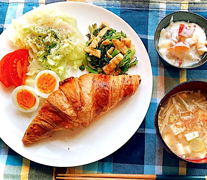 クロワッサンで朝食を🥐|花玉子さん