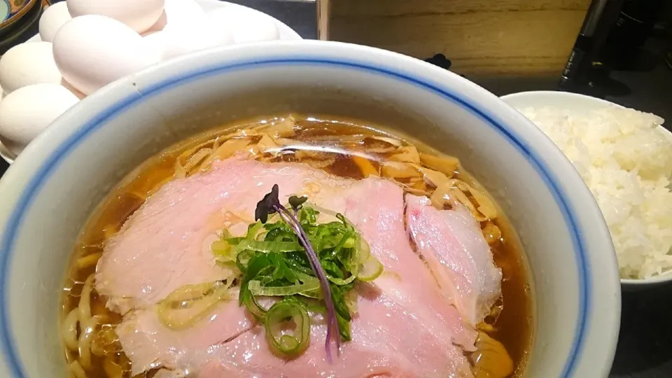 【2021年7月オープン】
駄目な隣人 新宿店
REGULAR 醤油ラーメン
（太麺を選択、850円）
＋大盛（無料）
＋土鍋で炊いたご飯（並、150円）
＋生卵（食べ放題、無料）
＋日本橋 山本海苔店の
  焼き海苔（食べ放題、無料）
＋にんべんの鰹節粉（卓上、無料）
＠西武新宿1分
22047|大脇さん