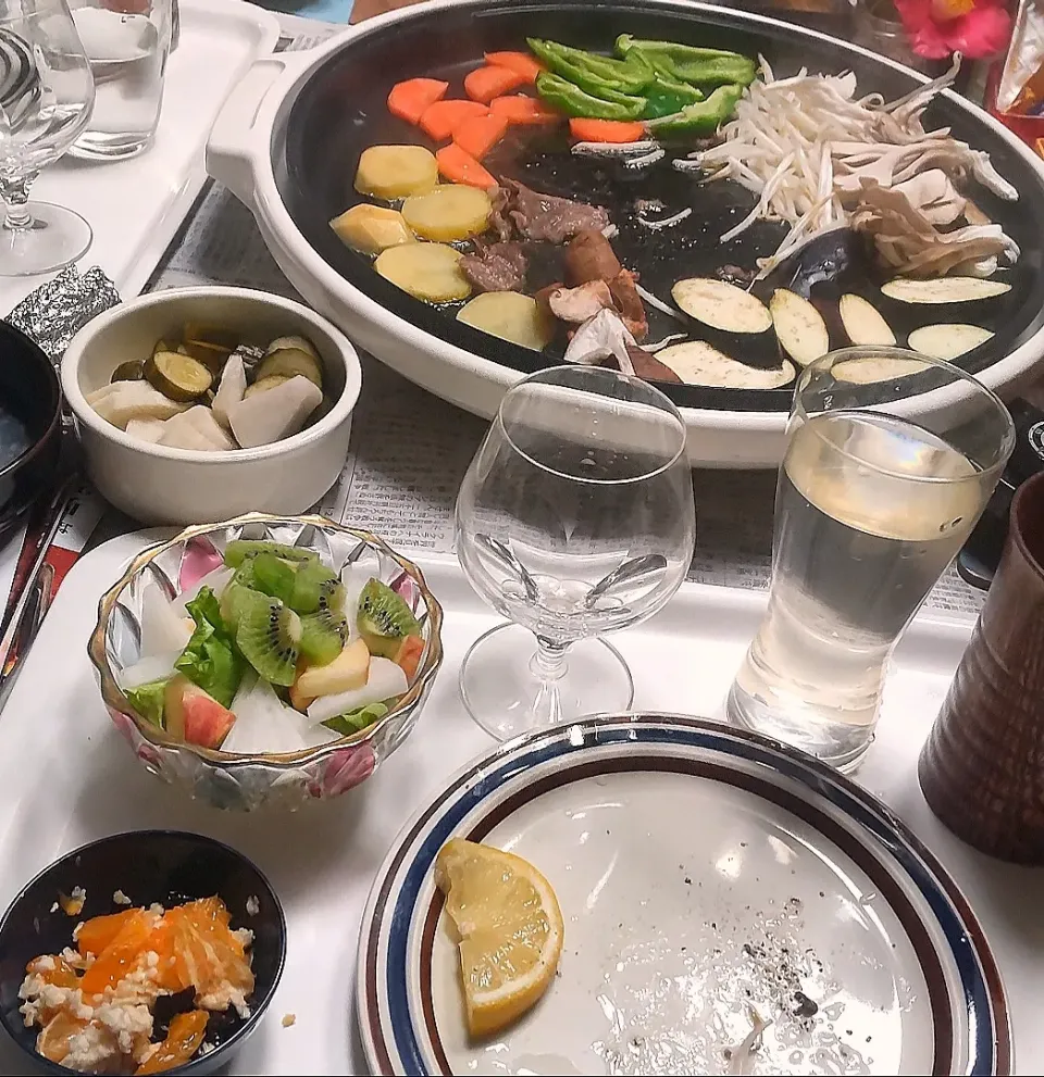 Snapdishの料理写真:2/28(月)夕食。
ホットプレート焼肉。
サラダ。みりん粕とフルーツ。|へいちゃんさん