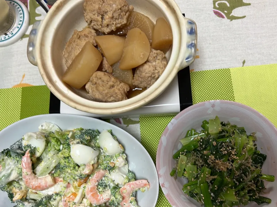 Snapdishの料理写真:大根と鶏団子の煮物、ブロッコリーと海老のたまごサラダ、小松菜とじゃこのおひたし|peanutsさん