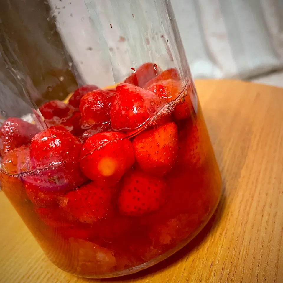 Snapdishの料理写真:漬けてから一日経過でここまでに🍓|mokoさん