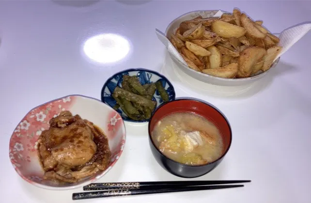 晩御飯(*'ω'*)🌟フライドポテト🌟いんげんの胡麻和え🌟豚の生姜焼き🌟みそ汁（白菜、厚揚げ）|Saharaさん