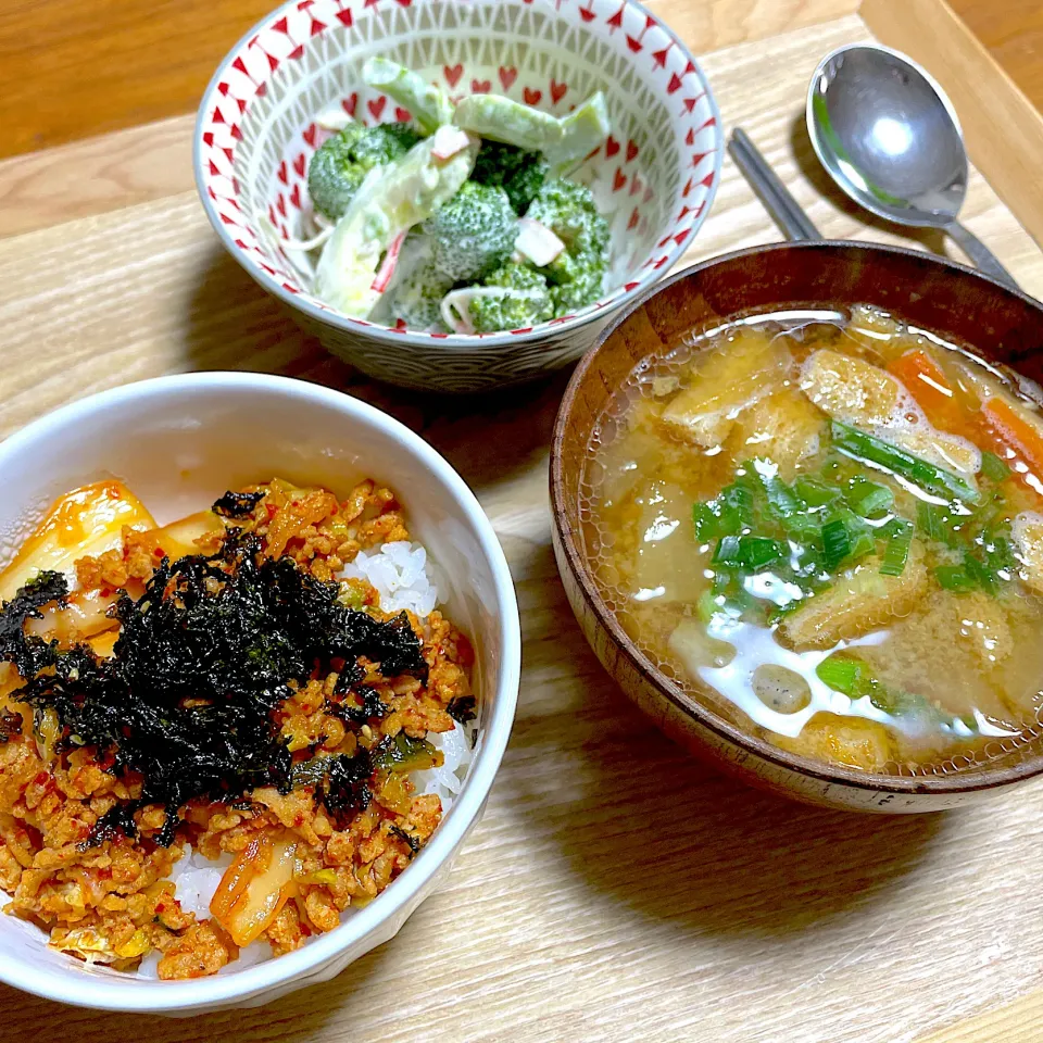 キムチそぼろ丼　豚汁　アボカドサラダ|なおみさん