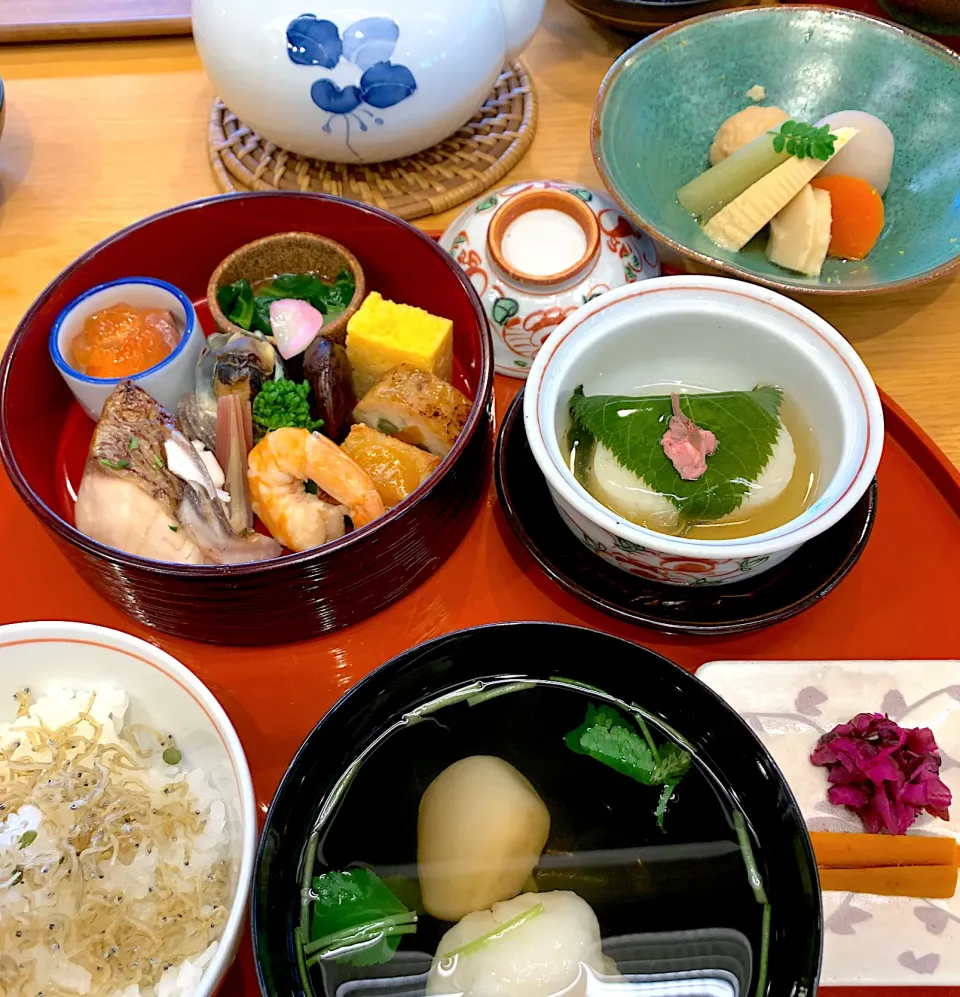 Snapdishの料理写真:鎌倉鉢の木　季節の盛り合わせ　春らしく御膳頂きました、|シュトママさん