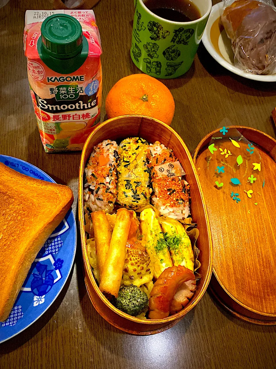 お弁当🍱　おむすび　十六穀ごはん　たらこと海苔玉ふりかけ　焼き海苔　干し海老の出し巻き卵　ソーセージソテー　フライドチキン　オーロラ辛ソース　エリンギカリフラワーロマネスコブロッコリーのフリッター　チーズ春巻き　白桃の野菜スムージー　ほうじ茶　みかん🍊|ch＊K*∀o(^^*)♪さん