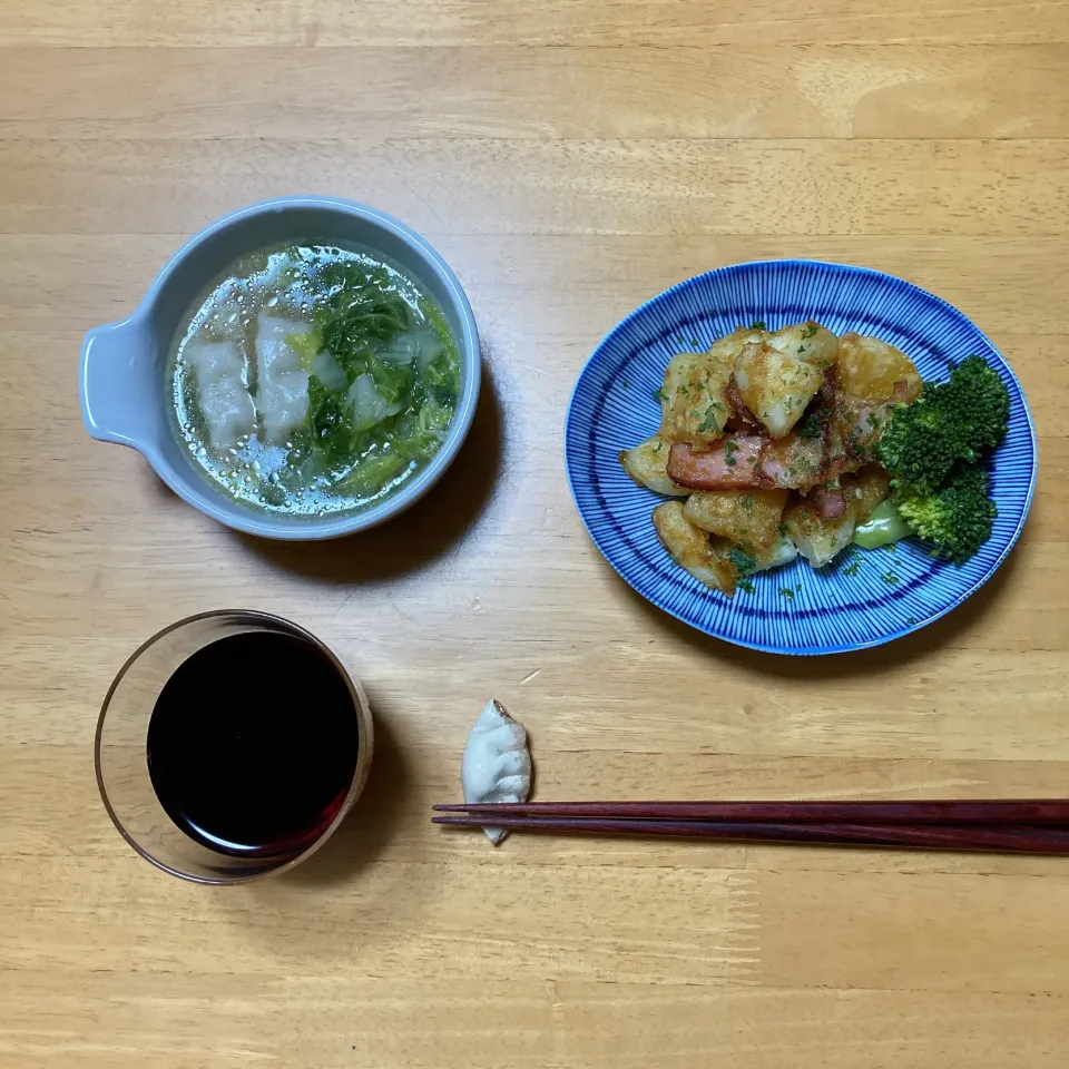 じゃがいもとベーコンの甘辛炒めと　　水餃子🥔🥟🍷|ちゃみこさん