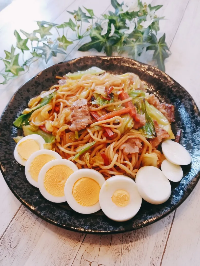 今日のお昼。
焼きそば　オイスターソース中華味。|yoshiyoshiさん