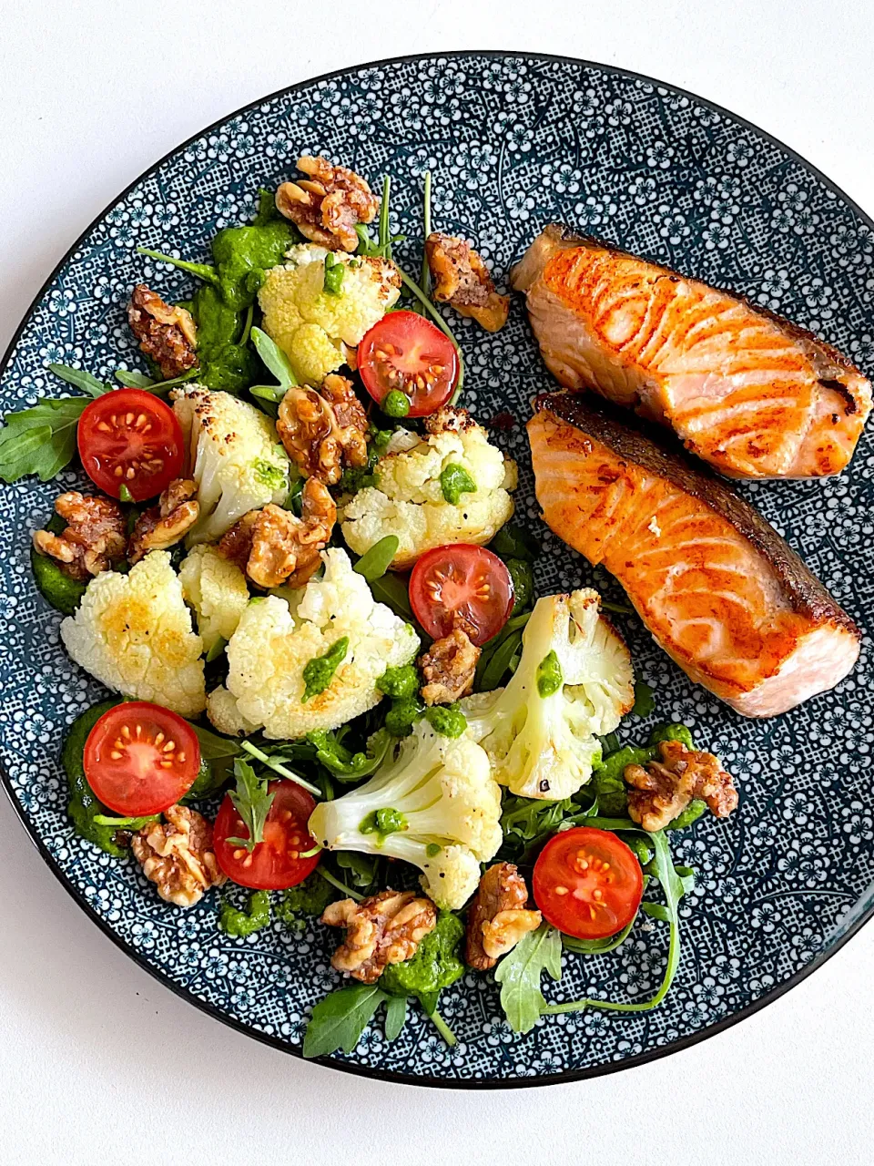 Pan fried salmon, cauliflower salad with rocket pesto |12Dragonさん