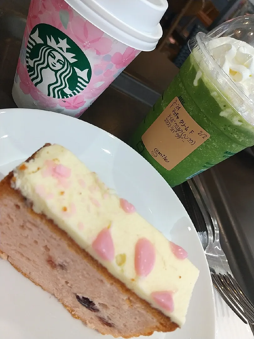 Snapdishの料理写真:☆今日のおやつ☆　スタバ　さくらバウンドケーキ|hamamaさん