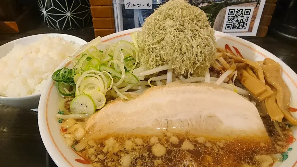 Snapdishの料理写真:【2020年12月オープン】
尾道ラーメン壱番館 新宿御苑前店
尾道ラーメン
瀬戸内とろろ昆布盛り（930円）
＋ご飯（120円）
＠新宿御苑前5分
22048|大脇さん