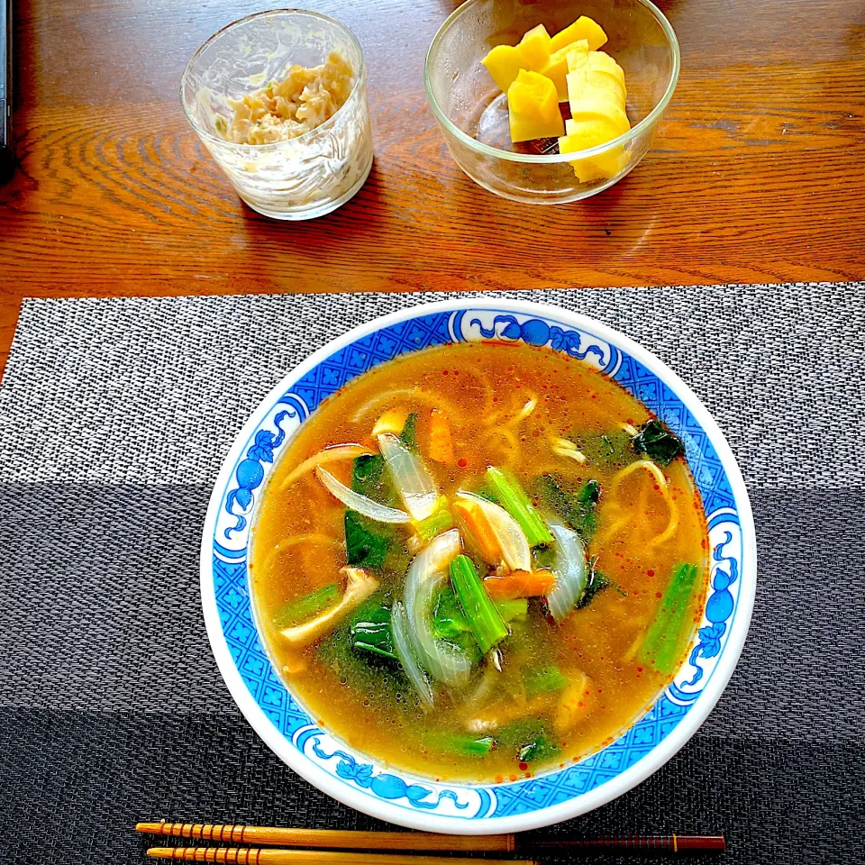 野菜たっぷり、豚ヒレ肉もたつぷりの醤油ラーメン|yakinasuさん