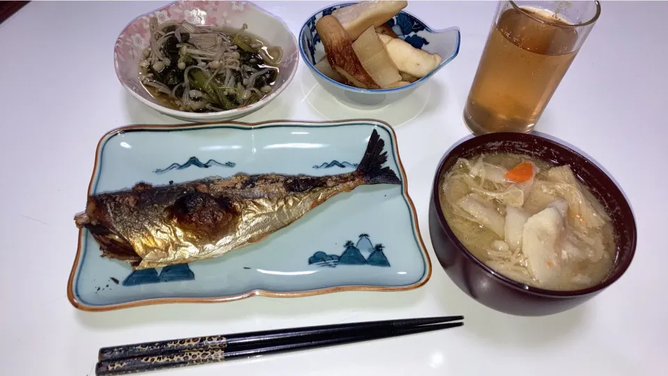 晩御飯(*'ω'*)🌟おでん風煮物🌟豚汁🌟菊菜とえのき茸の煮浸し🌟鯵の塩焼き|Saharaさん