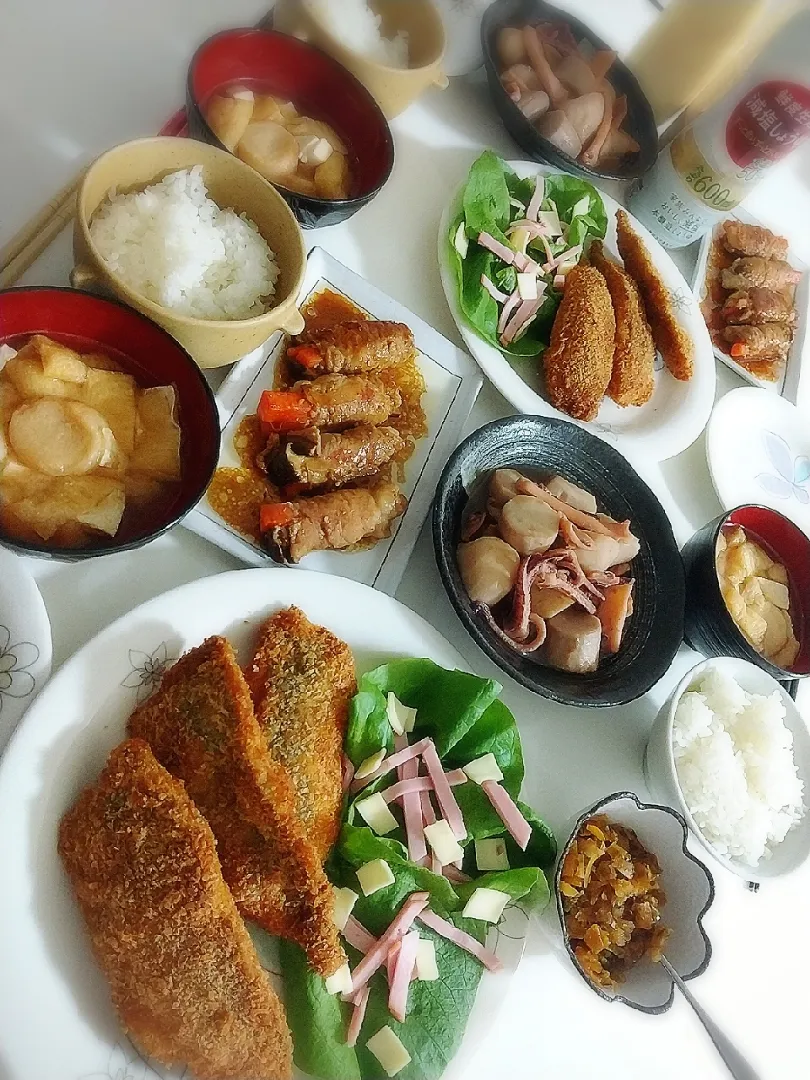 夕食(*^^*)
アジフライ&サラダ🥗
エリンギと人参の肉巻き
イカと里芋の煮物
お味噌汁(豆腐、油揚げ、お麩)|プリン☆さん