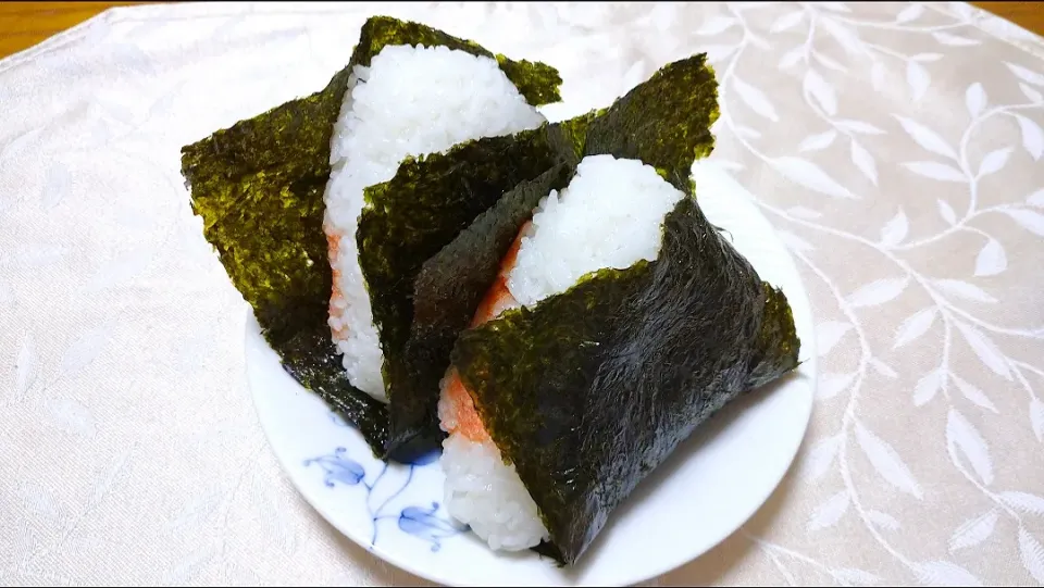 Snapdishの料理写真:3/2の夜勤弁当🍙
明太子マヨのおにぎり|卯月さん