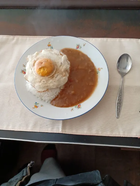 カレーライスに目玉焼き乗せ|料理当番さん