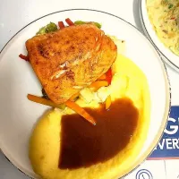 pan seared salmon, steam veggies and mashed potatoes with gravy.|@Chefdan001さん