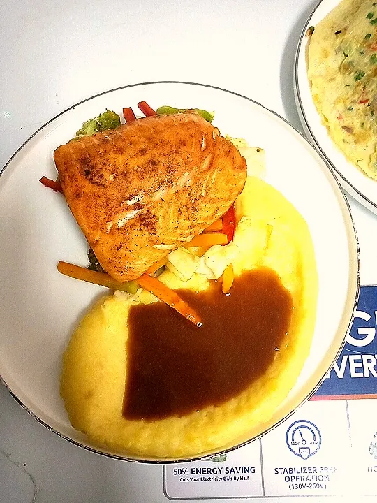 pan seared salmon, steam veggies and mashed potatoes with gravy.|@Chefdan001さん