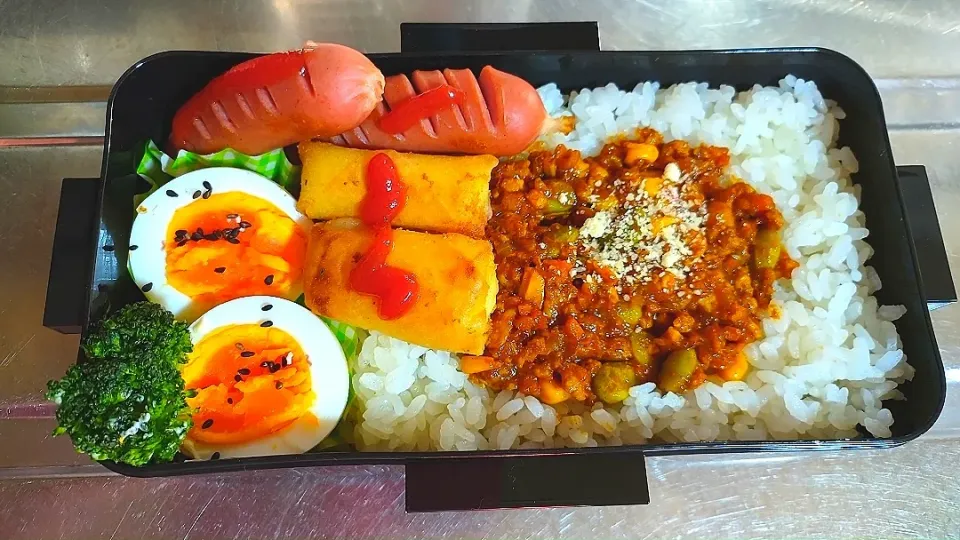 Snapdishの料理写真:旦那弁当　2020/3/3

ドライカレー
ウインナー
チーズ春巻き
ゆでたまご
ブロッコリーマヨ|ユキヨメ♪さん