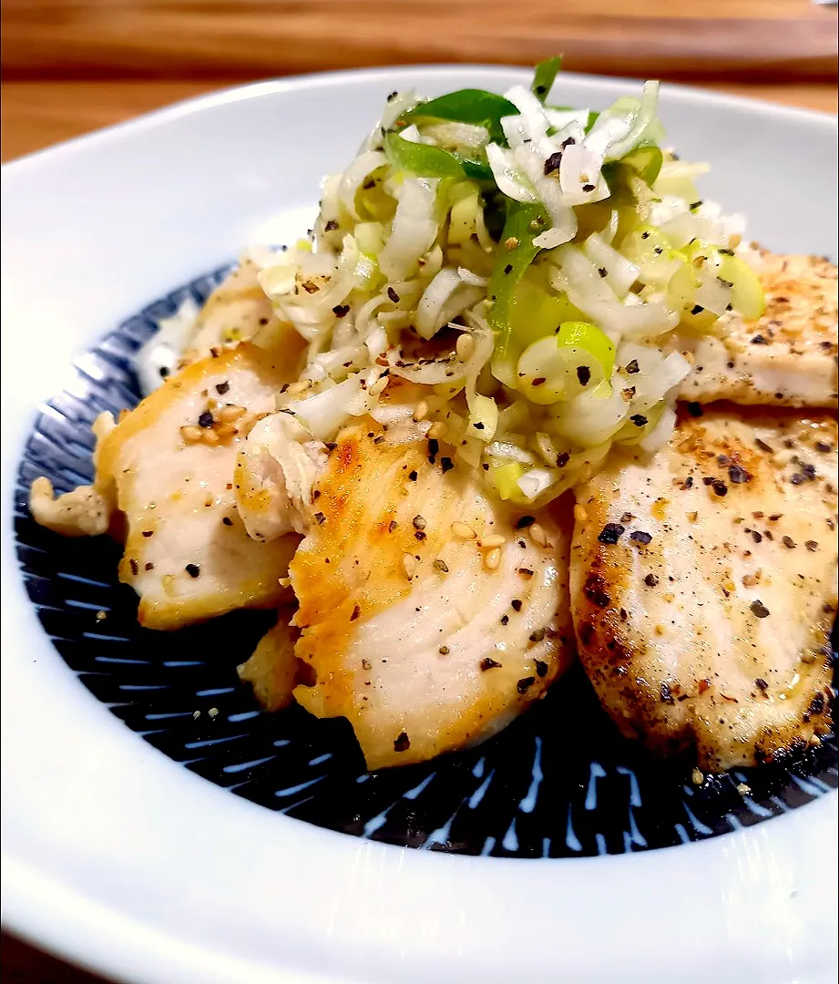 なんちゃって牛タン風⁉️鶏胸肉のネギ塩タレ|ナオミさん