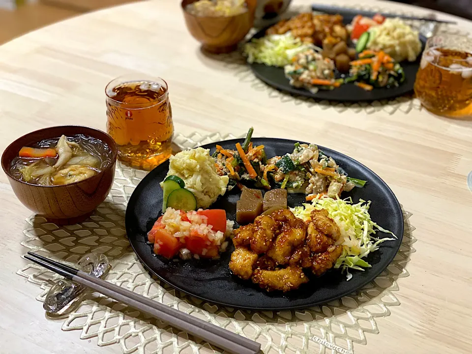 おばんざい定食（トマトのマリネ／スティックチキン／白和え／甘辛こんにゃく／ほうれん草とにんじんとツナのナムル／鶏団子春雨スープ）|ひろさんとゆりさんさん