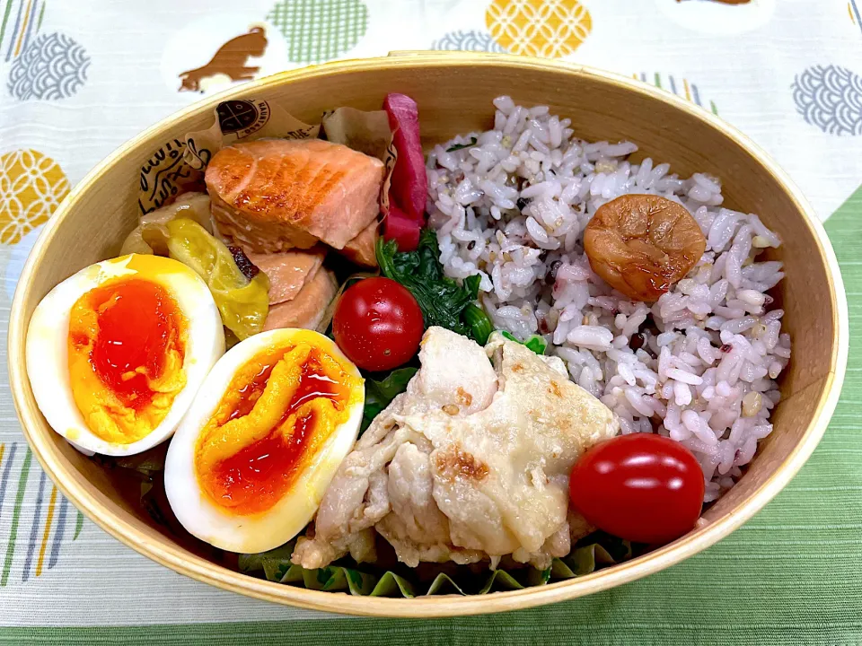 シャケのちゃんちゃん焼き、豚肉ソテーと半熟卵🍱|なお🅿️さん