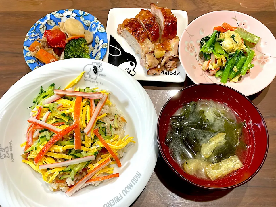 Snapdishの料理写真:ちらし寿司　長ねぎとわかめの味噌汁　小松菜とカニカマの卵炒め　コストコ鶏肉　ブロッコリーと豚バラのオイスター炒め|おさむん17さん