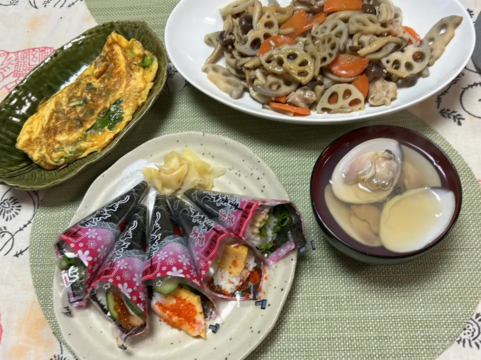 Snapdishの料理写真:鶏肉とれんこんの蒸し煮、香菜入りオムレツ、はまぐり潮汁、手巻き寿司(テイクアウト)|peanutsさん