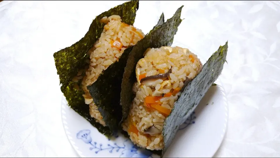 3/3の夜勤弁当
椎茸の炊き込みご飯でおにぎり🍙|卯月さん