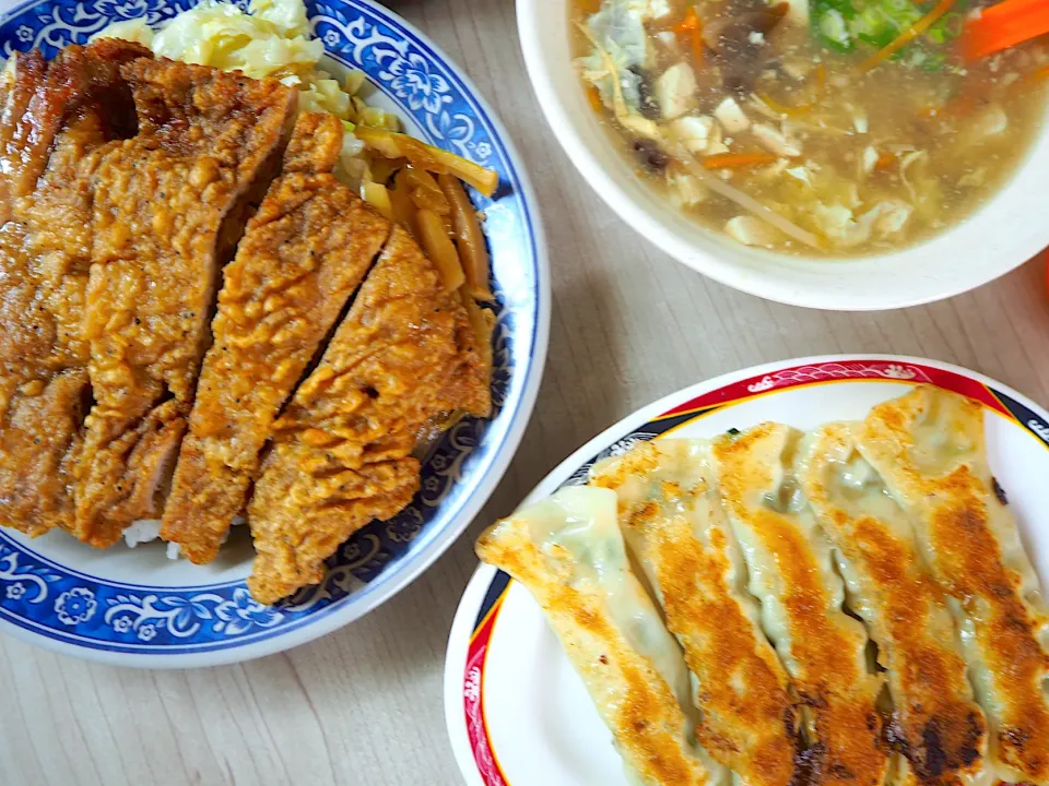 Pork chop with rice, fried dumpling, hot and sour soup|teelakさん