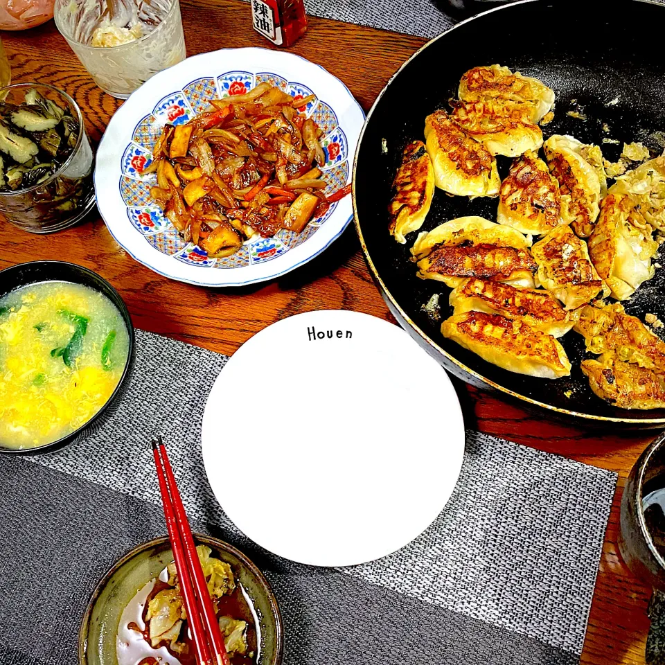 餃子、野菜炒め、中華スープ、ブロッコリーマヨチーズ焼き、、蕗の薹煮物、じゃがいも炒め、|yakinasuさん