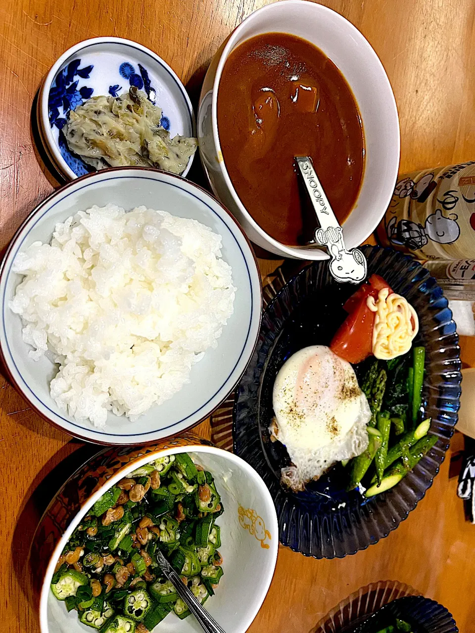 葉とか茎がうんと緑っぽい味がした #夕飯　白米、カレーは飲み物、わさび漬け、胡麻油風味オクラ納豆、目玉焼き(ターンオーバーじゃないやつ)、トマト(また新しいマヨで)、小松菜アスパラ炒め|ms903さん