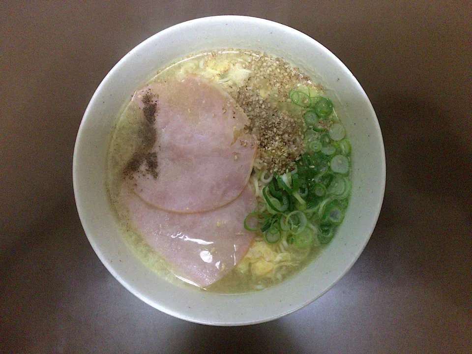 自家製 塩ラーメン(玉子ハム入)|ばーさんさん