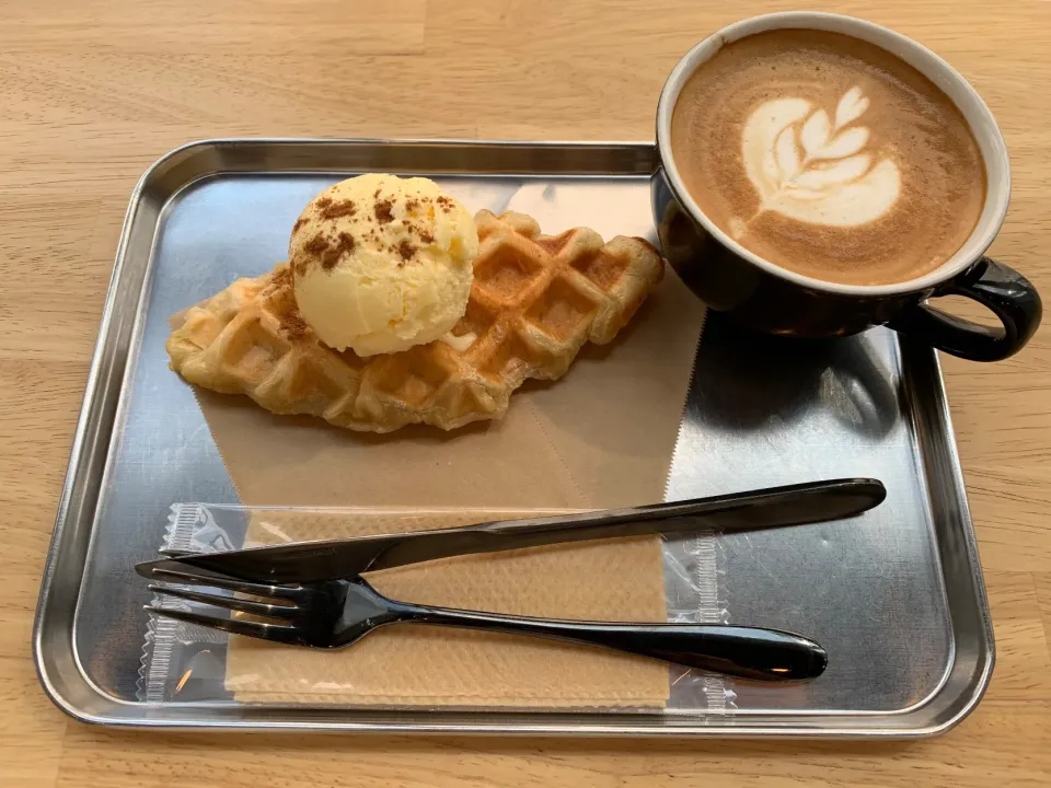 Snapdishの料理写真:クロッフルとカフェラテ|himeさん