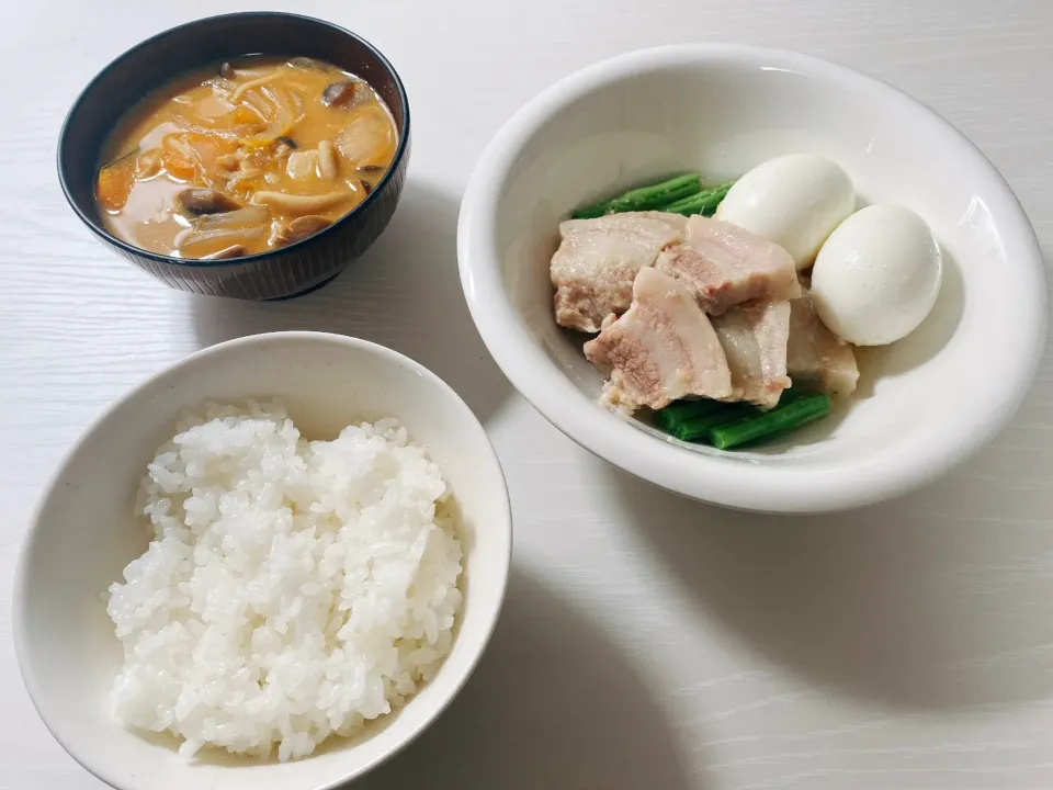 うま塩のトロトロ豚角煮＊具だくさん味噌汁|ぽぷらさん