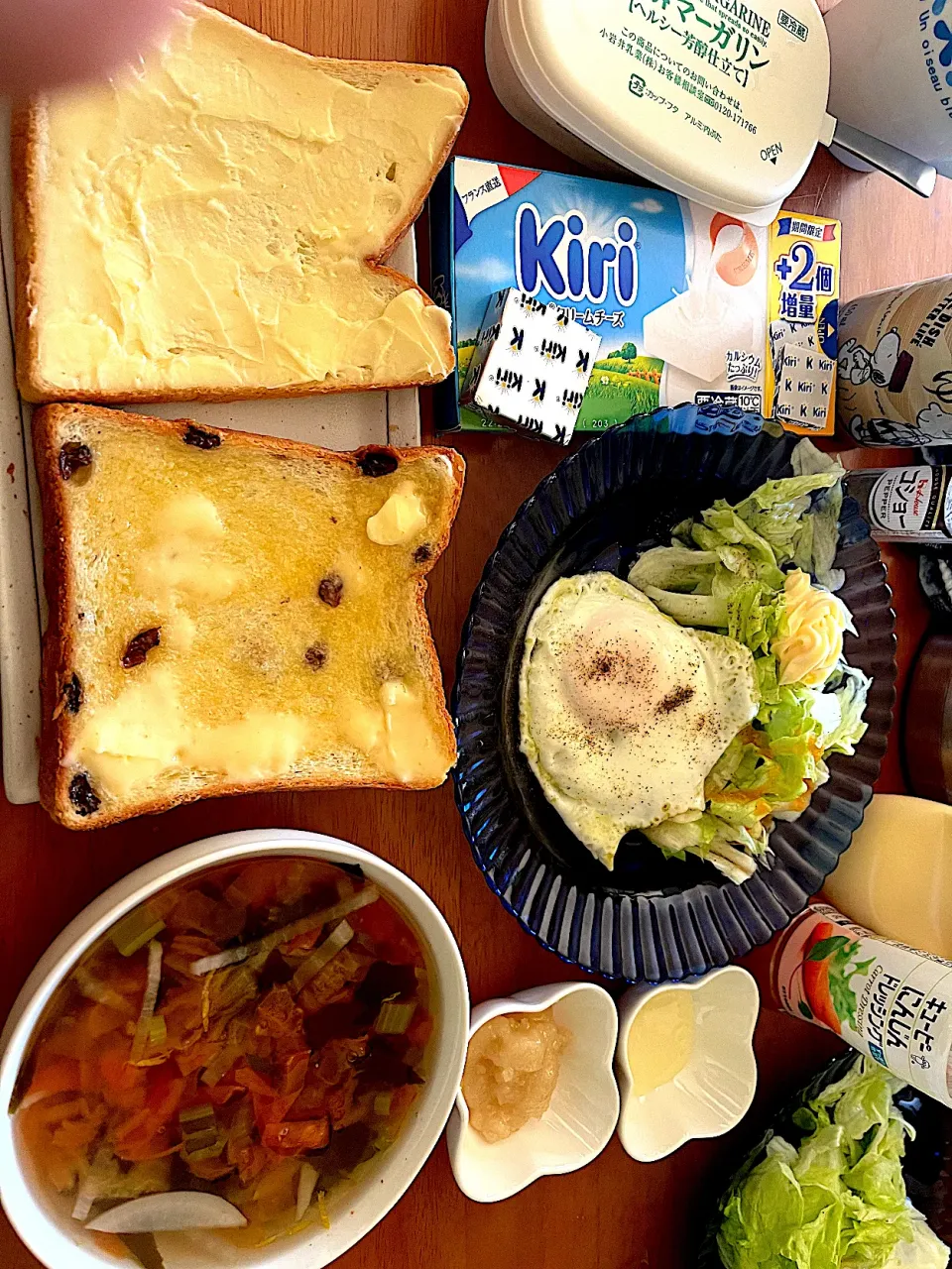 Snapdishの料理写真:まだギリギリ午前中なので #朝食 だな。朝パン、レーズンマーガリン、kiri、はちみつ、練乳、トマト小松菜大根昆布柚子スープ、目玉焼き(ターンオーバーじゃないやつ)レタス(アマニ油マヨネーズ、にんじんドレッシング)|ms903さん