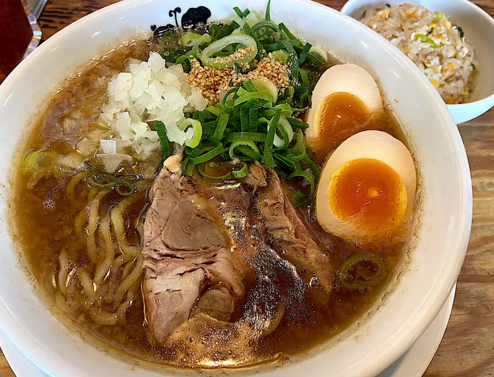 Snapdishの料理写真:人気ラーメン店で濃厚魚介ラーメン|須佐 浩幸さん