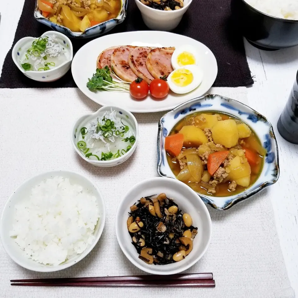 Snapdishの料理写真:カレーそぼろ肉じゃが
ハムステーキ
ひじきの煮物
じゃこおろし|ひぃちゃんさん