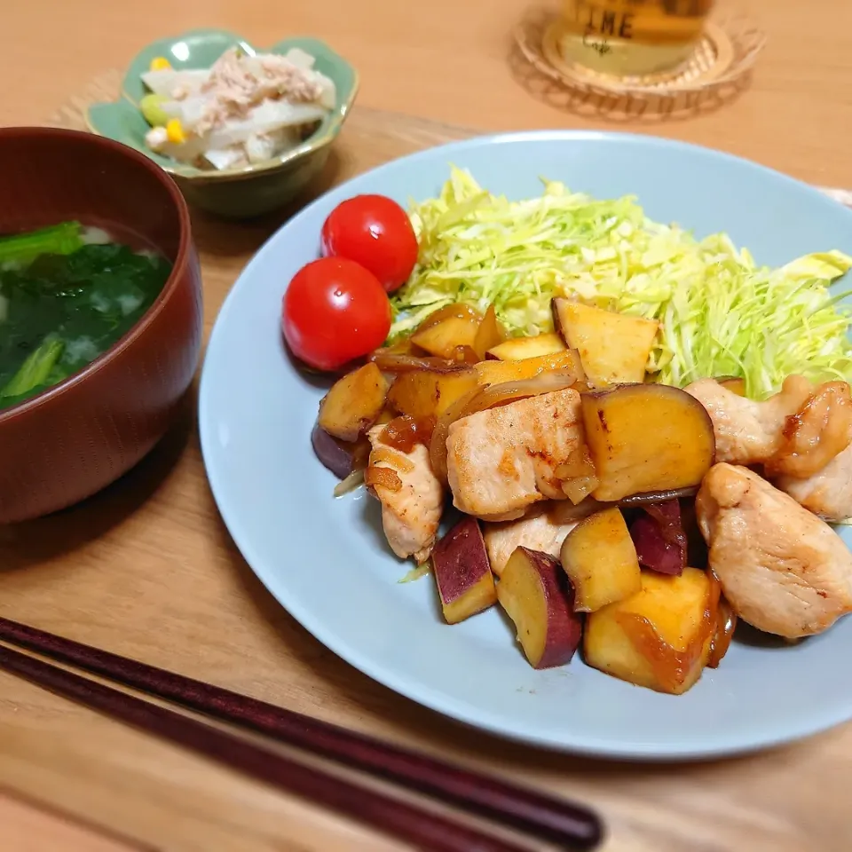 【夜ごはん】
さつま芋と鶏むね肉の甘辛炒め
大根ツナサラダ
みそ汁|Rie*さん