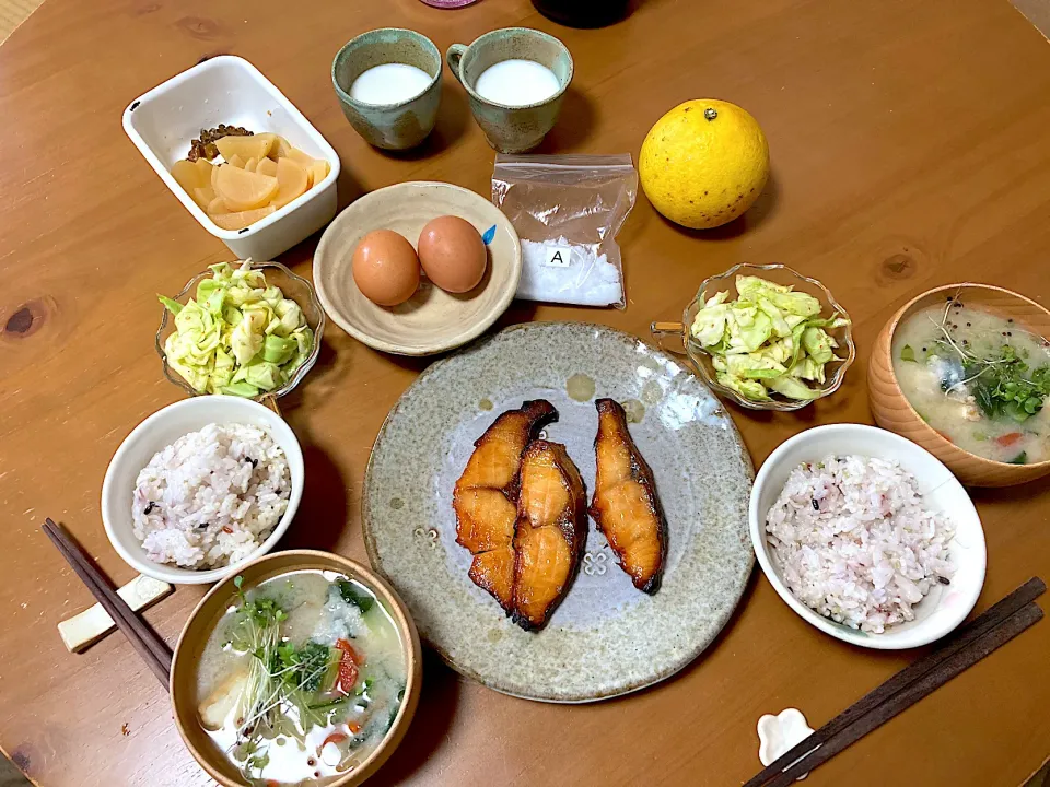 Snapdishの料理写真:鰤みりん、厚揚げのお味噌汁、キャベツのマリネ、茹で卵、たくわん、パール柑、飲むヨーグルト(▰˘◡˘▰)|さくたえさん