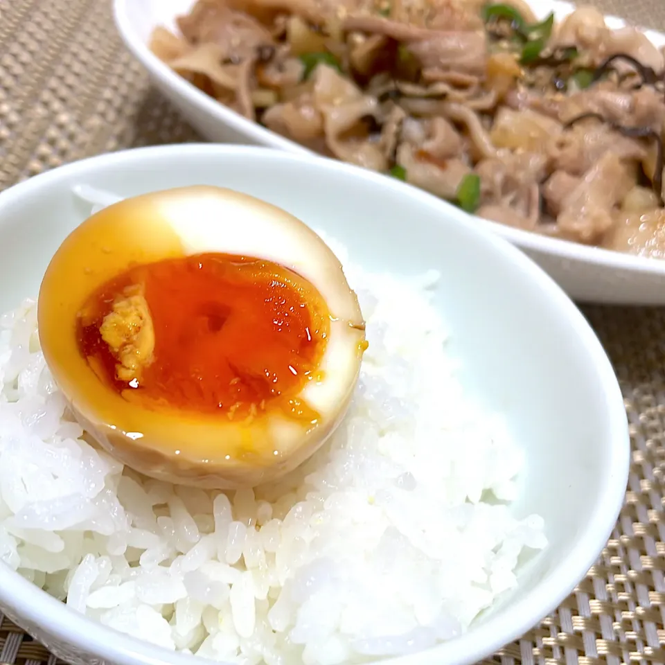 Snapdishの料理写真:半熟煮たまごのせご飯|Sakuraさん