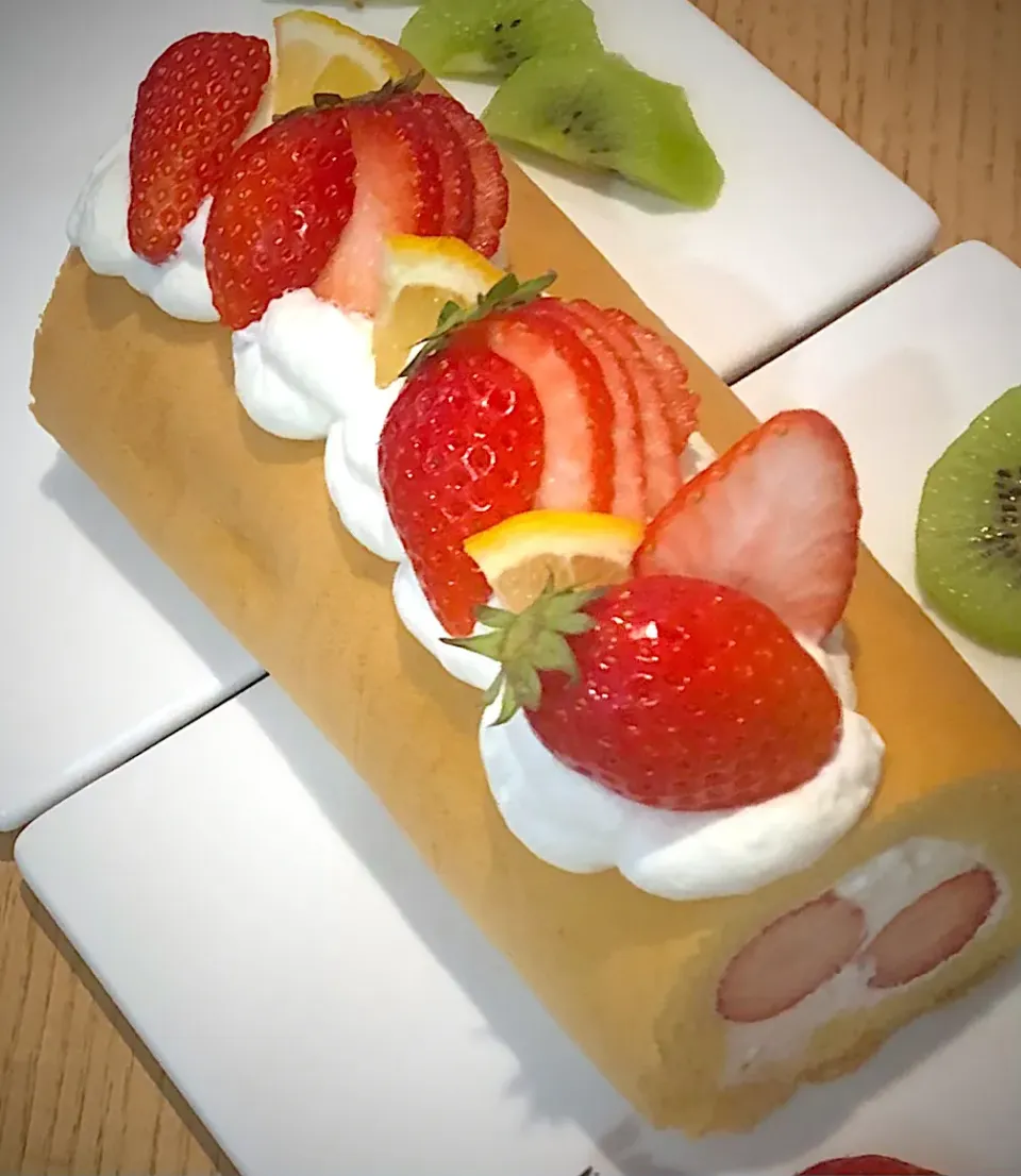 苺とレモンのロールケーキ|さらっと🍀さん