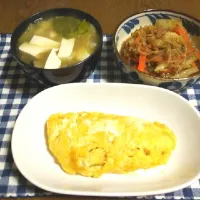 Snapdishの料理写真:納豆オムレツ
白菜としらたき炒め。
味噌汁
（キャベツ、舞茸、豆腐）|mokoさん