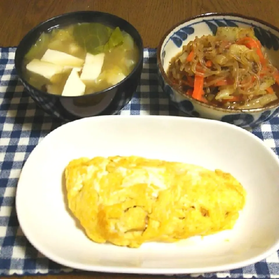 Snapdishの料理写真:納豆オムレツ
白菜としらたき炒め。
味噌汁
（キャベツ、舞茸、豆腐）|mokoさん