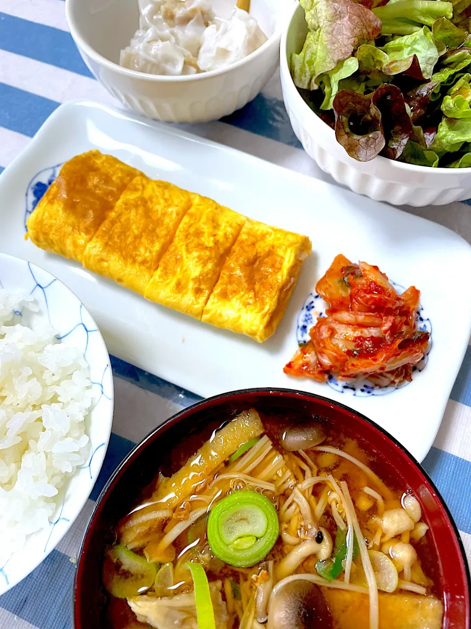 休日の遅めの朝食　だし巻き/焼売/きのこ汁|カピバラおやじさん