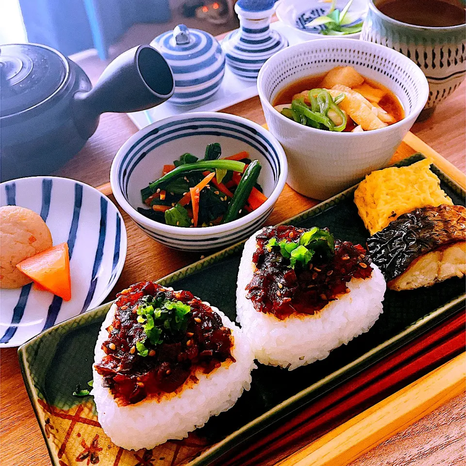 今朝は和食　🍙🧆肉味噌焼きおにぎり定食|Sの食卓さん